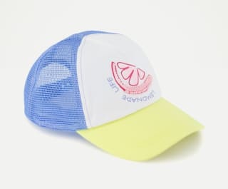Gorra rejilla de niña por 4.79€.