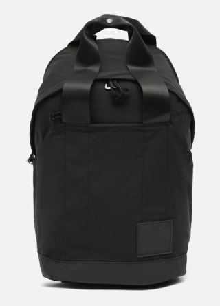 Mochila,en nylon con bolsillo para portátil 14 pulgadas por 15€.