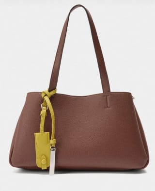 Bolso Tote liso con colgante por 12.99€.