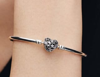 Kosmische bangle met hartsluiting Sterling zilver voor €25 bij Pandora