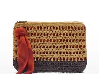 Bolso de mano de efecto rafia con colgante por 7.99€.