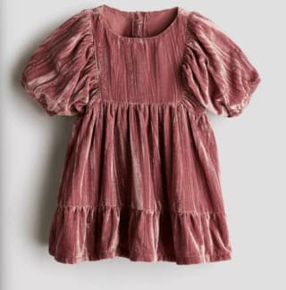 Vestido de niña, en terciopelo arrugado. $10.493. Disponible en H&M, Chile