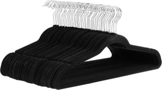 Amazon Basics Perchas de terciopelo- Paquete de 50 por 17.46€