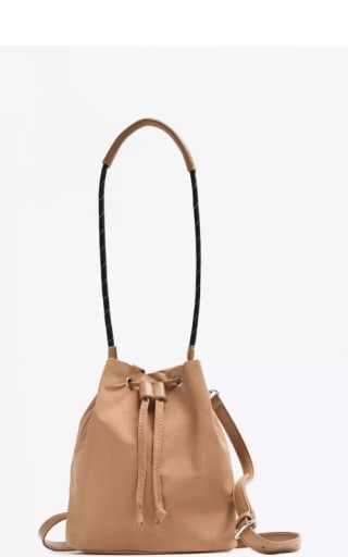 Bolso Bucket Trench con Charm por 9.99€