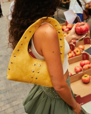 Bolso hobo pequeño con detalles metálicos por 18€.