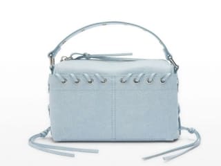 Bolso de mano trenzado por 9.99€.