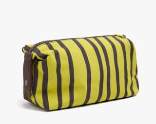 Parfois Neceser estampado de nylon por 9.99€.