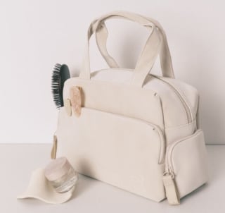 Neceser grande rubber beige por 17.99€.