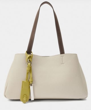 Bolso Tote liso con colgante por 12.99€.