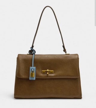 Bolso de mano con solapa y bandolera por 15.99€.