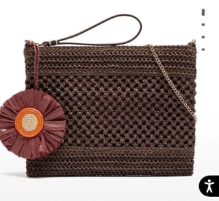 Bolso de mano sobre efecto rafia por 9.99€.