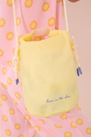 Neceser grande tipo saco water resistant Women'secret por 4.19€