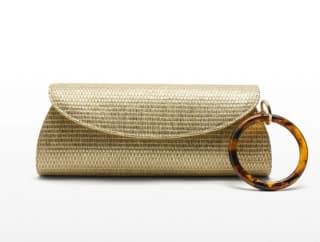 Bolso de mano con efecto rafia y solapa por 9.99€.