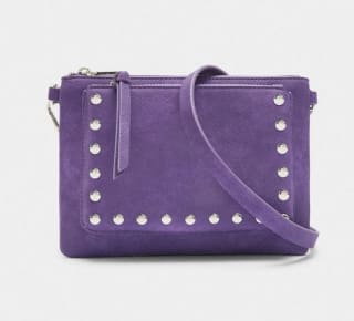Bolso Bandolera con tachuelas por 9.99€.