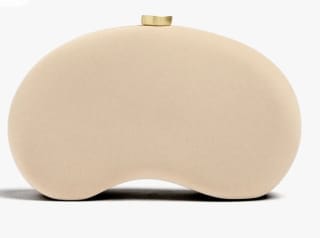 Clutch de fiesta con textura suave por 12.99€.