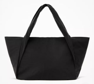 Bolso shopper grande de nylon por 10.99€.