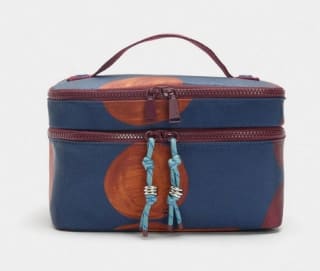 Neceser de nylon con estampado por 12.99€.