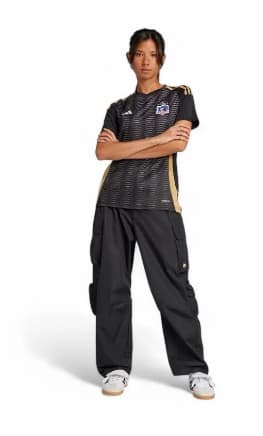 Camiseta Mujer Colo Colo ADIDAS Visita 2025 Negro/Dorado $29.990 Solo en Dimarsa.cl