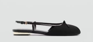 Bailarina tira lazo decorativo por 13.99€.