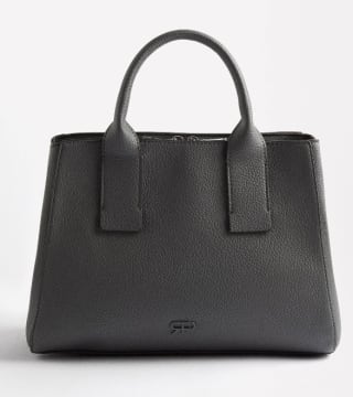 Bolso Tote con textura y Bandolera por 9,99€.