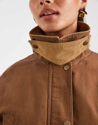 Chaqueta marrón galleta cintura entallada ASOS DESIGN por 17,99€