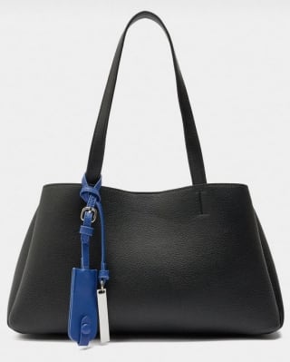 Bolso Tote liso con colgante por 12.99€.
