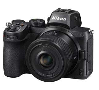 Cámara Evil Nikon Z5 con Objetivo NIKKOR Z 40mm f/2 por 999€