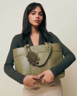 Bolso shopper grande con detalle colgante por 12€