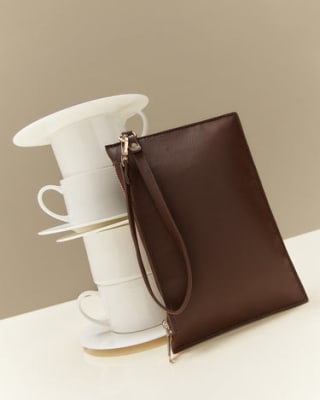 Neceser pequeño color marrón por 6€