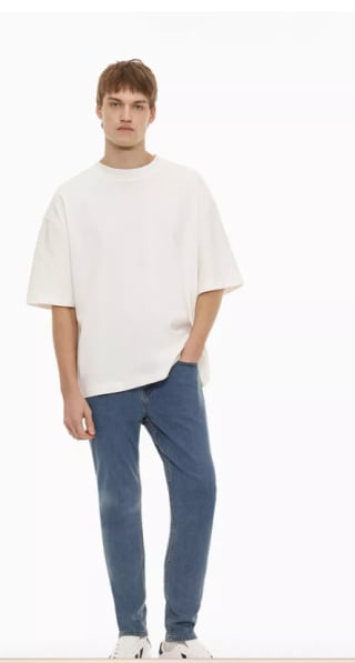 Pantalón vaquero de cinco bolsillos cierre de botón metálico y cremallera por 3.99€