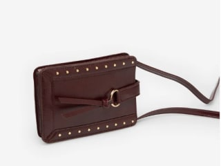 Portamóvil color granate con tachuelas por 7.99€