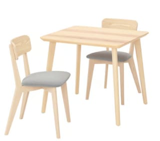 Mesa y dos sillas IKEA Lisabo con acabado en fresno por 232€