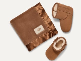 UGG Classic-laars en knuffeldekentje voor €55,99 bij Ugg