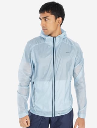 Chaqueta cortavientos de montaña y trekking ligera Hombre Quechua MH900 por 17.99€