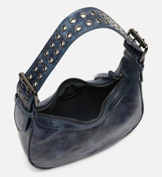 Bolso de hombro con asa regulable y detalles metálicos por 8.10€.
