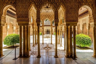 Granada Hotel 4* céntrico + visita guiada a la Alhambra, Jardines y Palacios por 72€