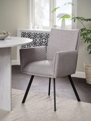 Eetkamerstoel GJESING beige stof/zwart voor €60 bij JYSK