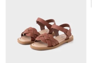 Sandalias con cierre autoadherente de niña TEX por 7.99€.