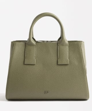 Bolso Tote con textura por 9.99€.