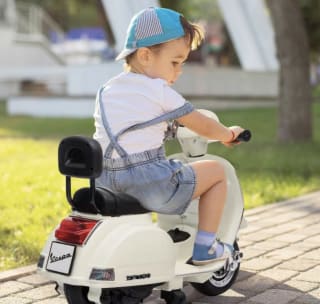 Vespa kinderscooter - crème-wit voor €49,95