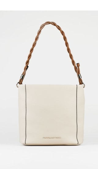 Bolso de hombro textura grano por 15.99€.