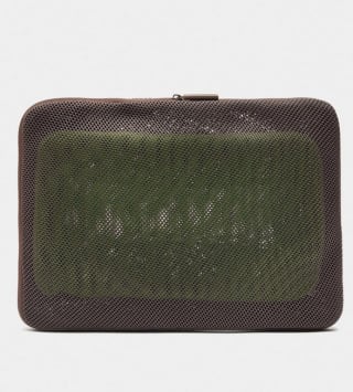 Neceser de malla de punto por 9.99€.