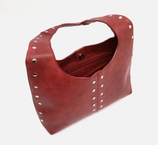 Bolso Hobo grande con detalles metálicos por 22€.
