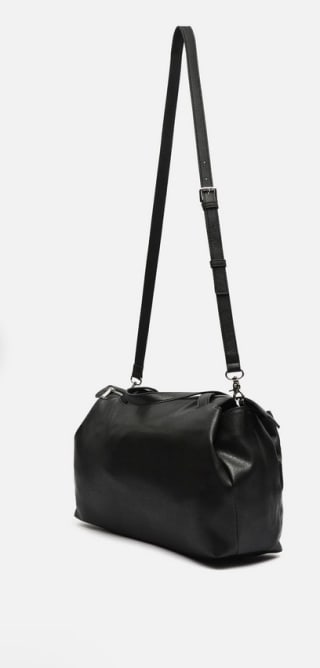 Bolso Bowling con asa bandolera extraíble por 12€.