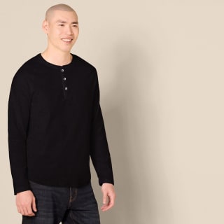 Playera Manga Larga Amazon Essentials Henley por $250 en Amazon