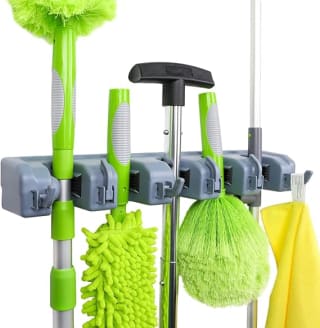 Amazon Basics support mural pour balais et outils de jardin pour 15,74€ chez Amazon