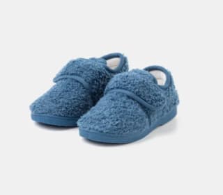 Super Chollazo 2 pares zapatillas de estar en casa desde solo 2.07€ en Carrefour