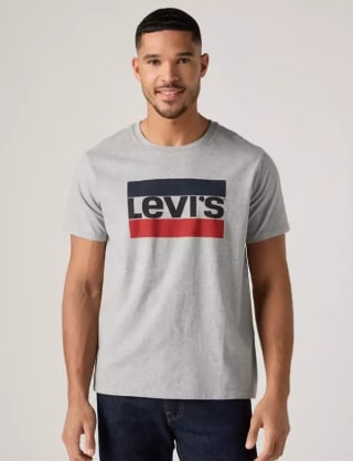 Levi's Camiseta gráfica de deporte por 14.50€.