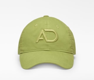 Adolfo Domínguez Gorra de mujer por 19€.