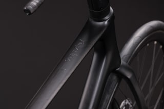 Cube Attain C:62 Race carbone et chrome à 1.699€ chez Bike-Discount